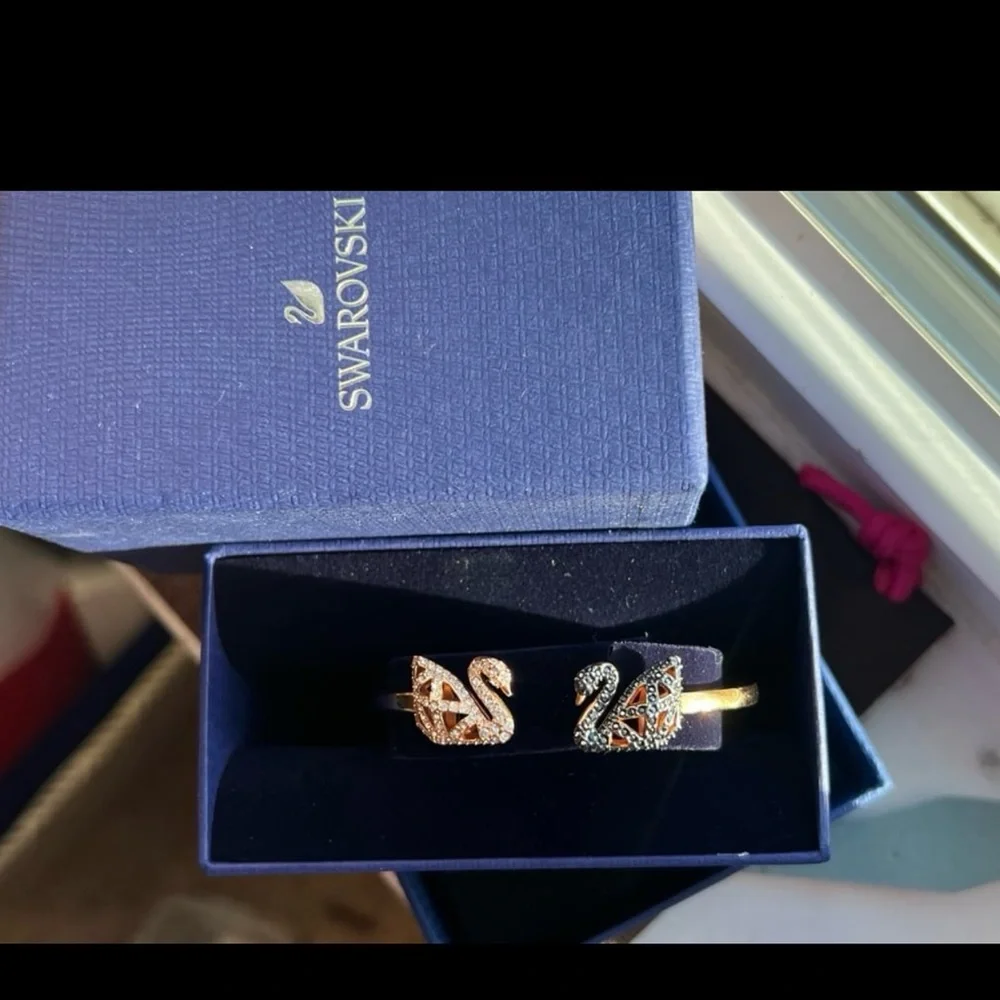 Rare find swarovski Facet Swan Bangle Bracelet Multi Color, Size medium -like ne